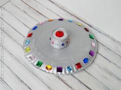 
                    
                        Make a fun paper plate flying saucer from CraftsbyAmanda.com Amanda Formaro
                    
                