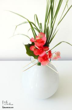 
                    
                        Create your own DIY flower grid in a few easy steps! Attractive bamboo easily allows for small posy floral arrangements, and makes it easy to group flowers and greenery of varying heights.
                    
                