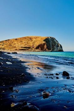 
                    
                        Unadulterated natural beauty and nearly year-round warm weather just three hours from L.A. It’s especially great in fall, when water temperatures can reach a comfortable 70 degrees for snorkeling, diving, kayaking, and even swimming. Nature also gets into full swing in autumn as birds migrate and elephant seals arrive to mate.
                    
                