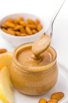 How to Make Almond Butter – the ultimate guide! All you need are almonds and a food processor.